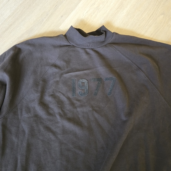 Fear of God Essentials 1977 MOCK Neck Sweatshirt 3/4 Sleeve Oversized - Picture 2 of 7